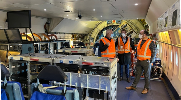 Tim Searle talking to NASA employees at the Stratospheric Observatory for Infrared Astronomy